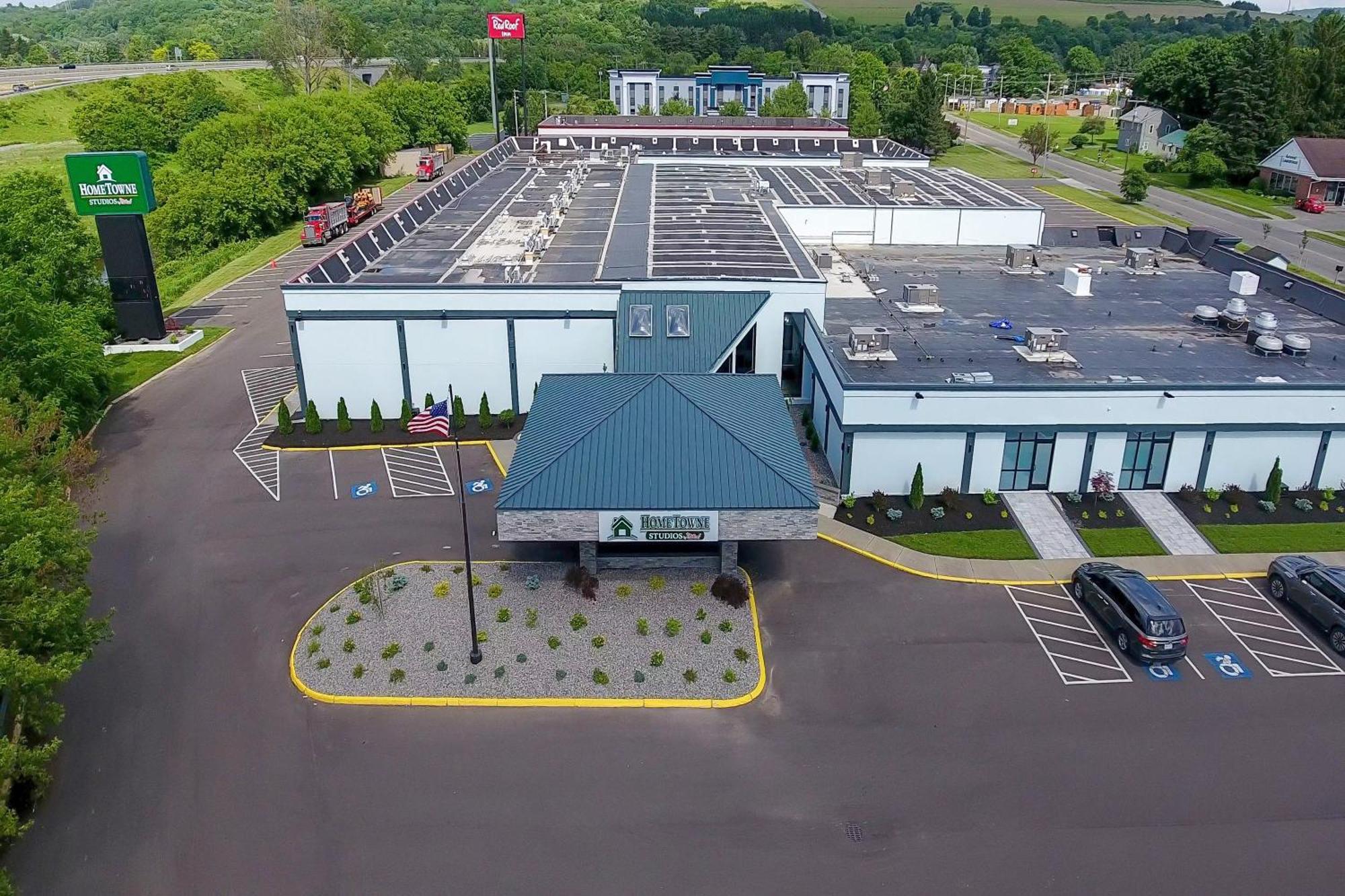 Hometowne Studios By Red Roof & Conference Center Cortland Bagian luar foto