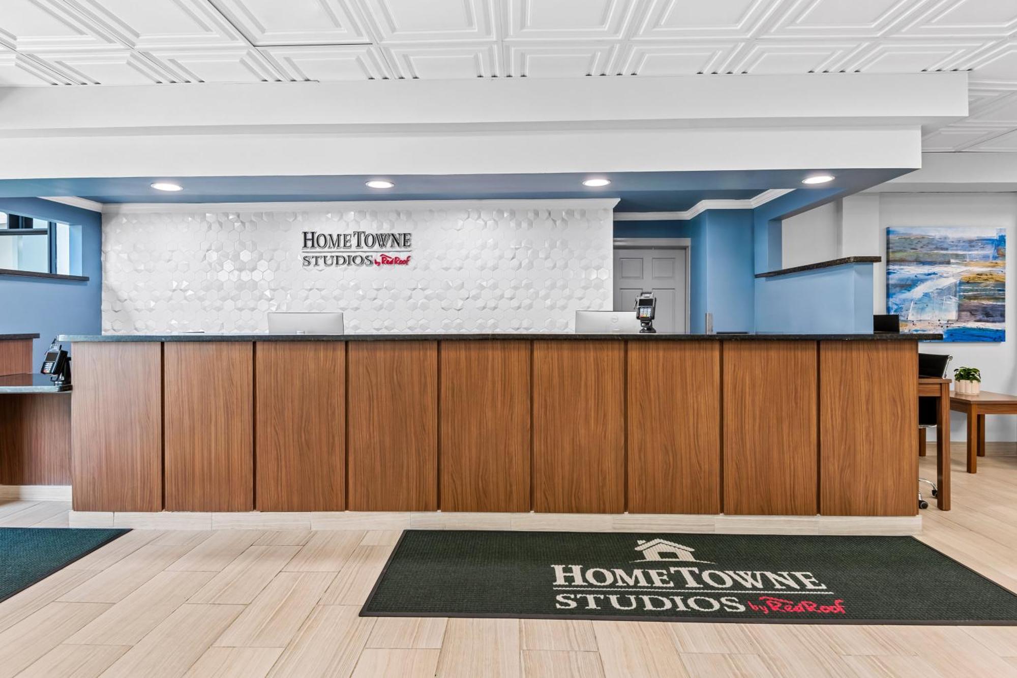 Hometowne Studios By Red Roof & Conference Center Cortland Bagian luar foto