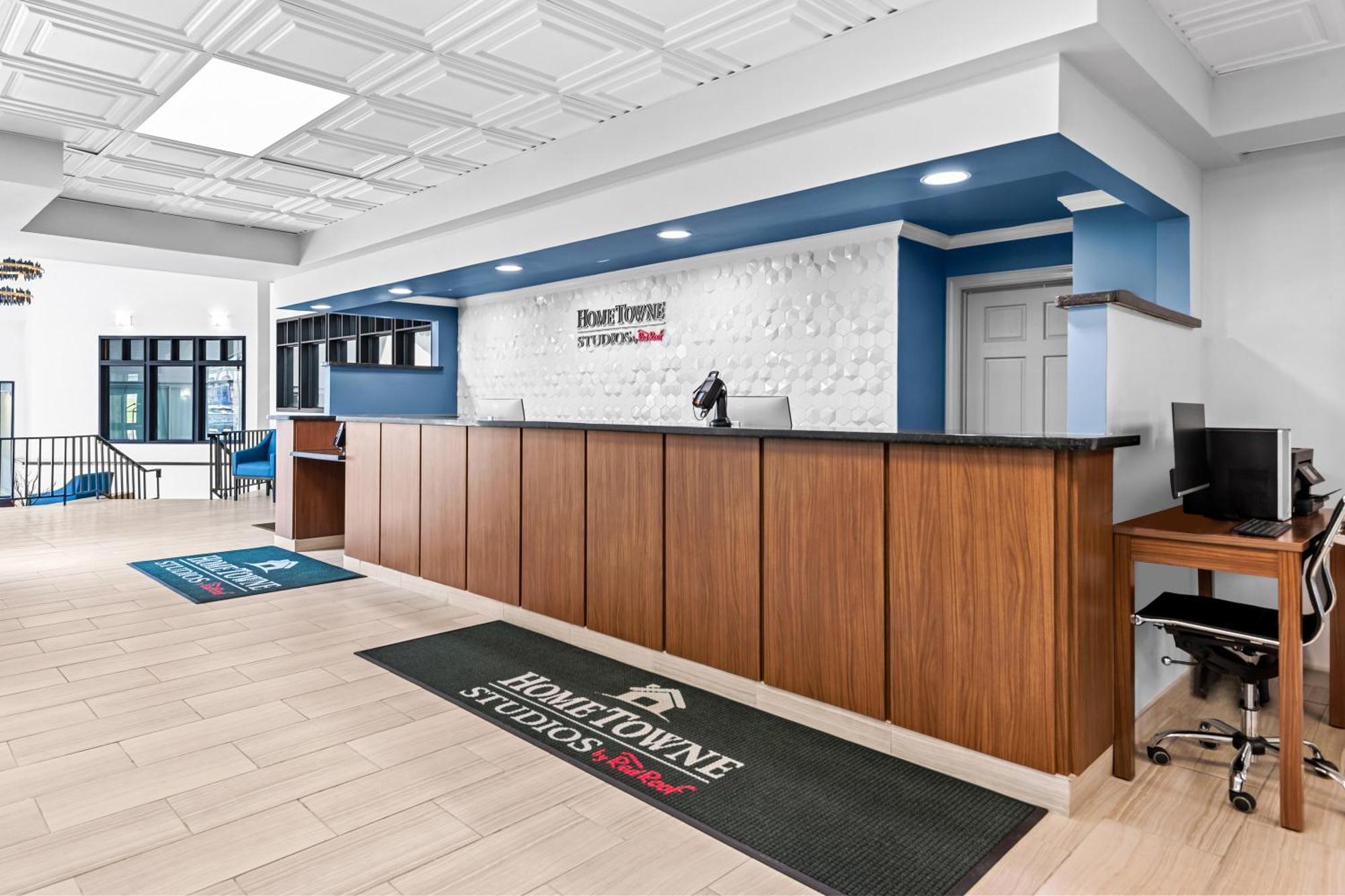Hometowne Studios By Red Roof & Conference Center Cortland Bagian luar foto