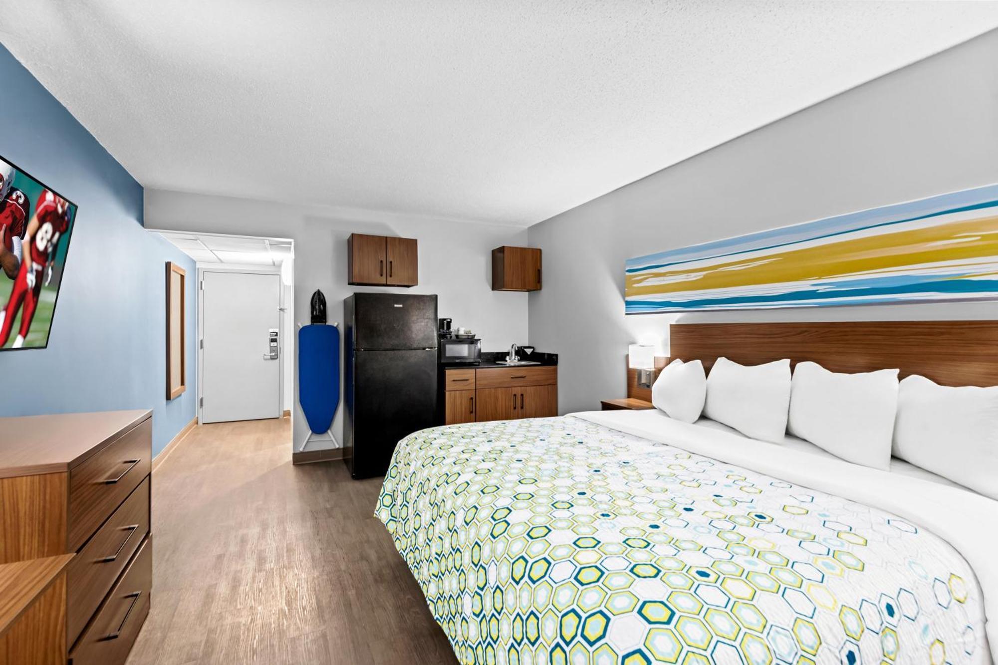 Hometowne Studios By Red Roof & Conference Center Cortland Bagian luar foto