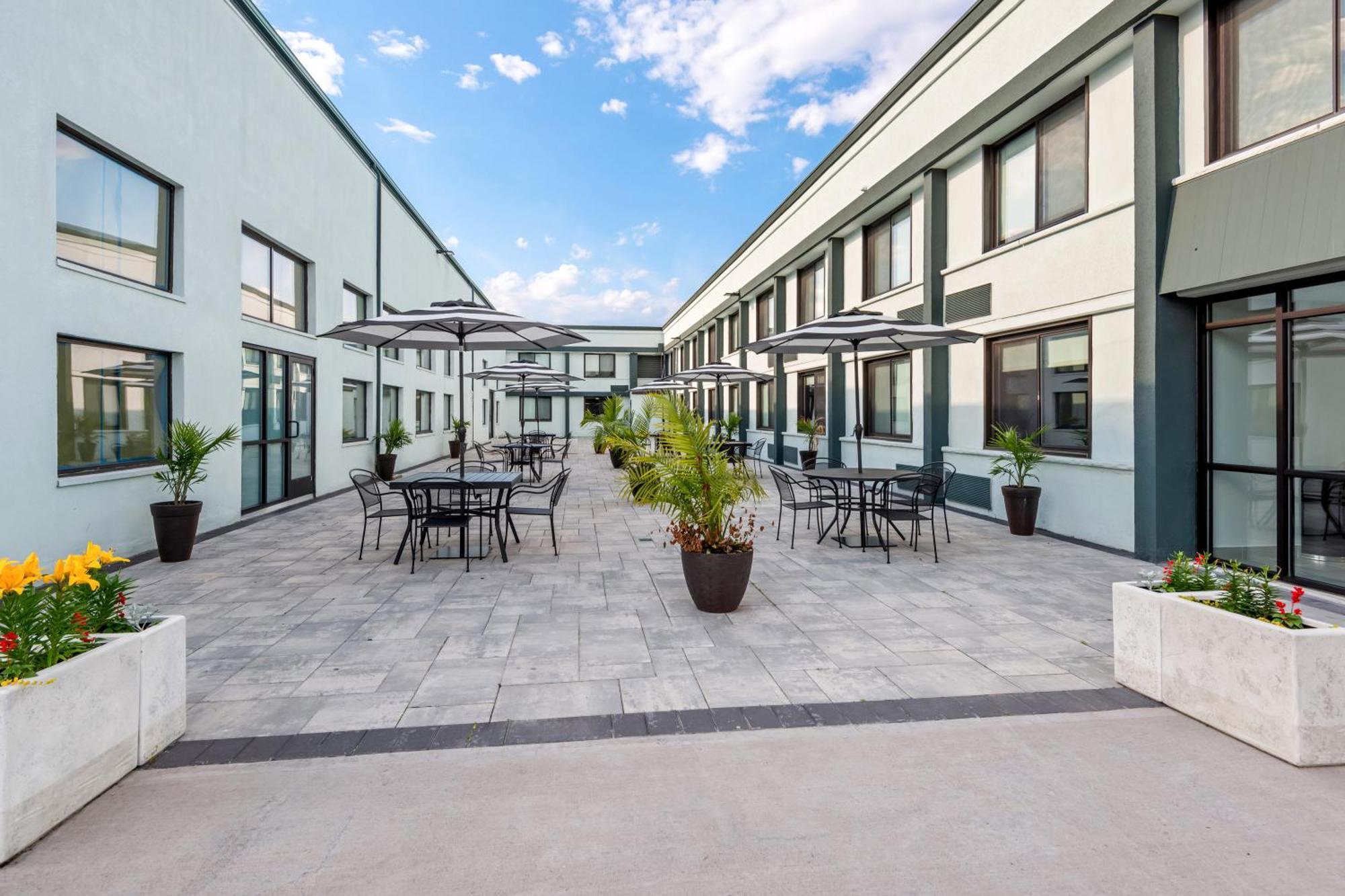 Hometowne Studios By Red Roof & Conference Center Cortland Bagian luar foto