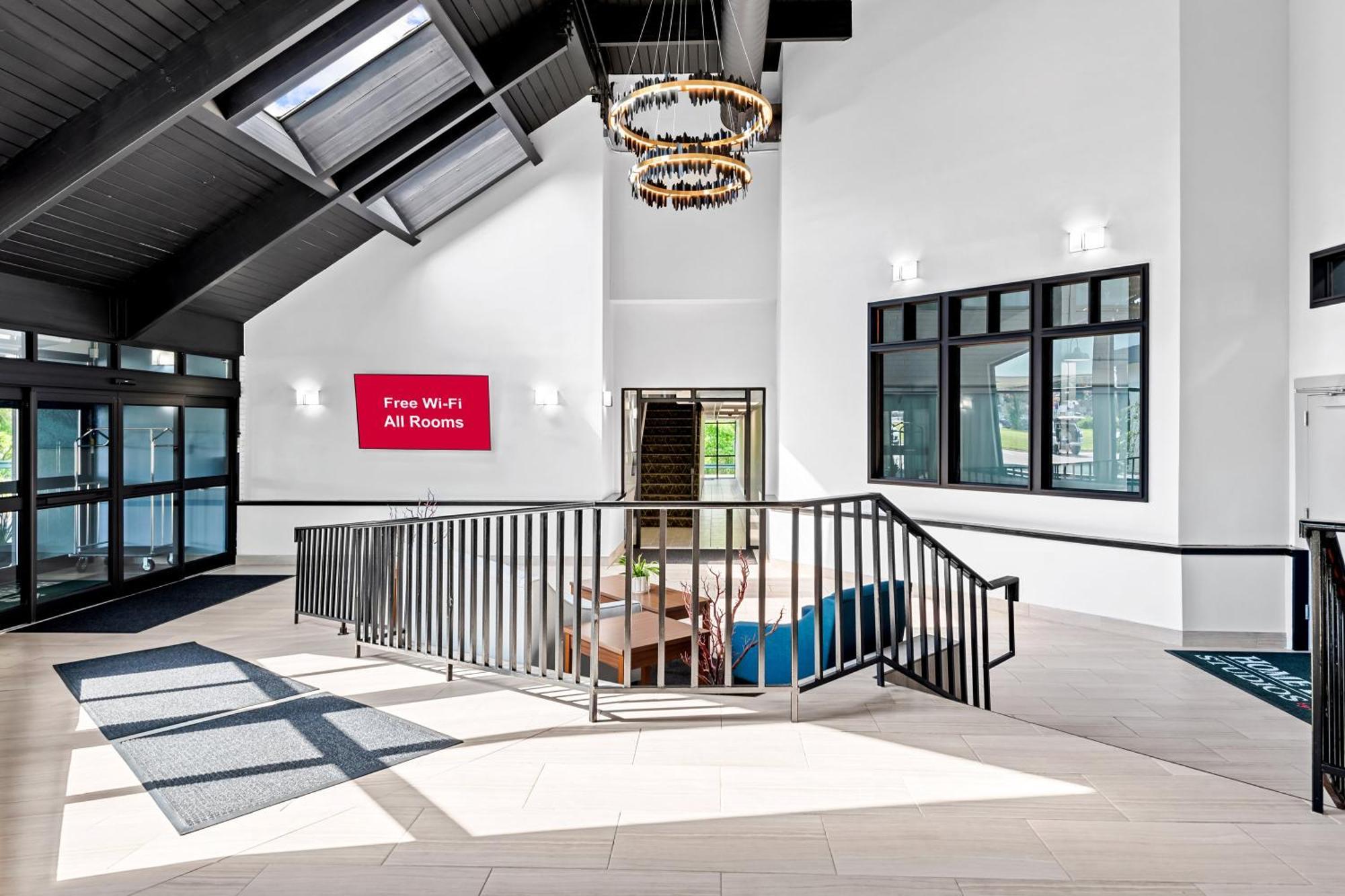 Hometowne Studios By Red Roof & Conference Center Cortland Bagian luar foto