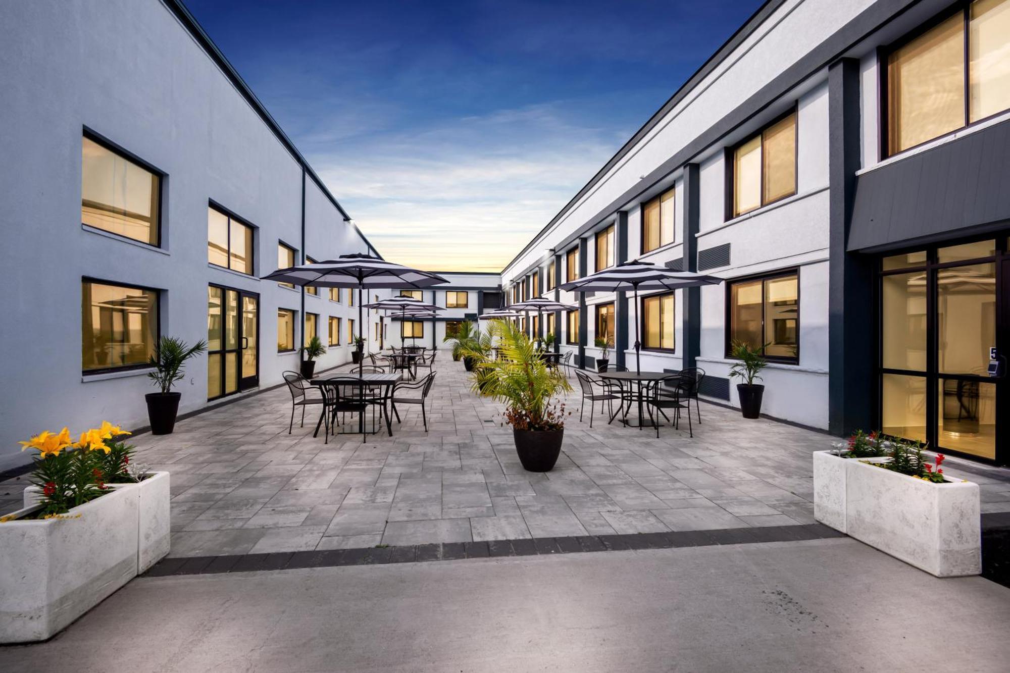 Hometowne Studios By Red Roof & Conference Center Cortland Bagian luar foto