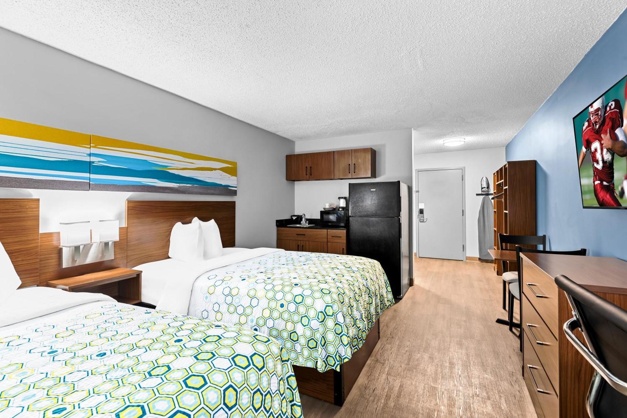Hometowne Studios By Red Roof & Conference Center Cortland Bagian luar foto