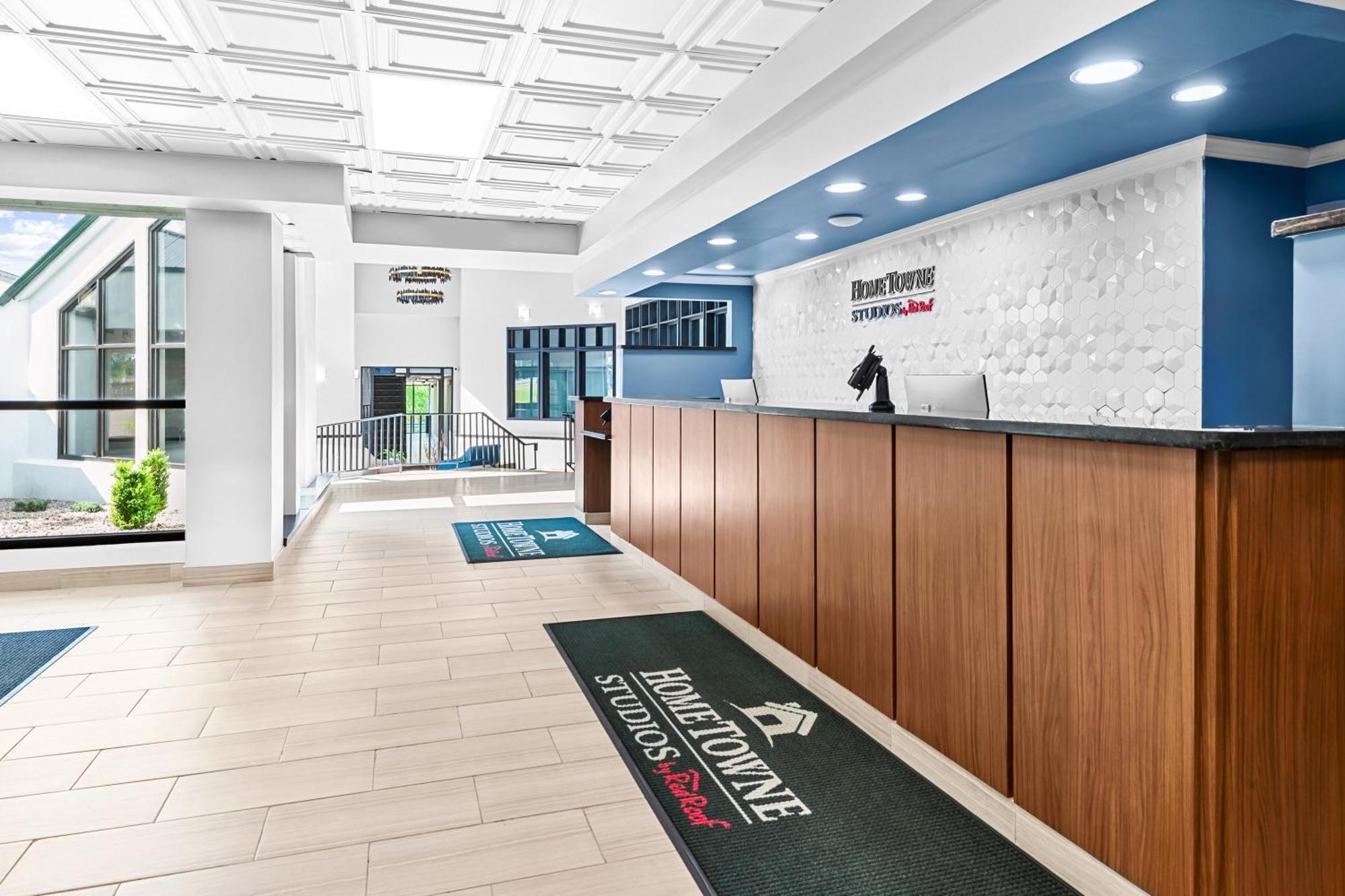 Hometowne Studios By Red Roof & Conference Center Cortland Bagian luar foto